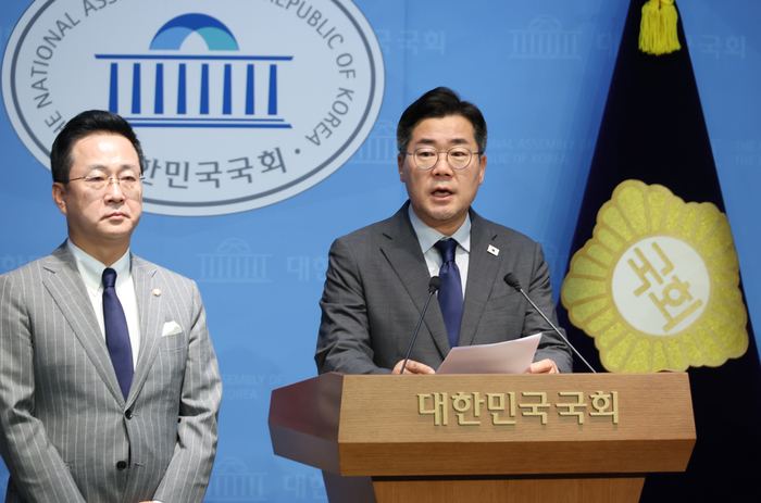 박찬대, 윤석열 체포 저지 의원 제명 결의안 발의
(서울=연합뉴스) 김주성 기자 = 더불어민주당 당대표 후보인 박찬대 의원이 25일 서울 여의도 국회 소통관에서 윤석열 전 대통령 체포영장 집행 저지에 나섰던 국민의힘 의원 45인에 대한 제명 촉구 결의안 발의 계획을 밝히고 있다. 2025.7.25
utzza@yna.co.kr
(끝)
<저작권자(c) 연합뉴스, 무단 전재-재배포, AI 학습 및 활용 금지>