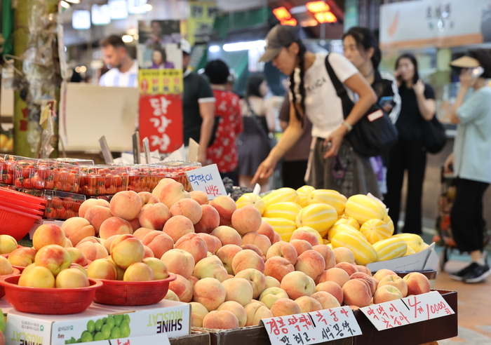 31일 미국과의 관세협상에서 농산물 시장 등을 완전 개방하기로 하면서 상호관세를 15%로 합의했다. 농산물 시장 완전 개방 소식에 한국과수농협연합회 등 농업인단체의 반발 움직임이 거세지고 있다. 사진은 이날 서울 한 재래시장에서 과일을 고르는 시민의 모습. 연합뉴스