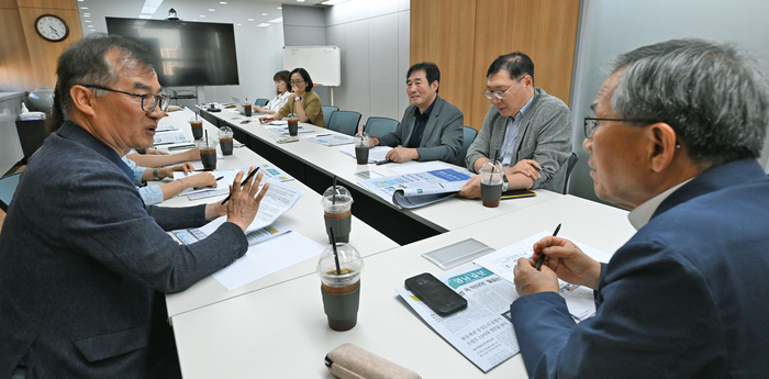 영남일보 독자위원회 회의가 24일 오후 본사 회의실에서 열리고 있다.
이지용기자 sajahu@yeongnam.com