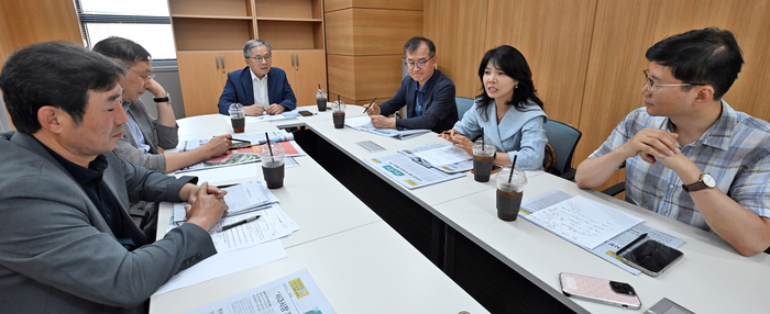 영남일보 13기 독자위원회 올해 두 번째 회의가 지난달 24일 오후 본사 19층 회의실에서 열렸다. 왼쪽부터 이동건 동남KTC 대표, 김진원 변호사, 위원장인 이재훈 에코프로 파트너스 대표, 부위원장인 박정곤 대구행복한미래재단 상임이사, 박정숙 행복북구문화재단 대표, 김요한 지역과인재 대표. 이지용기자 sajahu@yeongnam.com