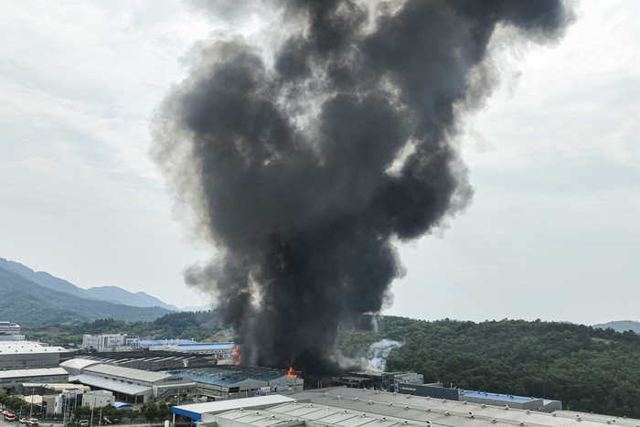 3일 낮 12시 42분께 경북 영천시 금호읍 채신공단 내 한 화장품 원료 제조공장에서 대형 폭발과 함께 불길이 치솟고 있다. 검은 연기가 수백 미터 상공까지 확산된 가운데, 소방당국이 대응 1단계를 발령하고 진화 작업을 벌이고 있다.
이현덕기자 lhd@yeongnam.com