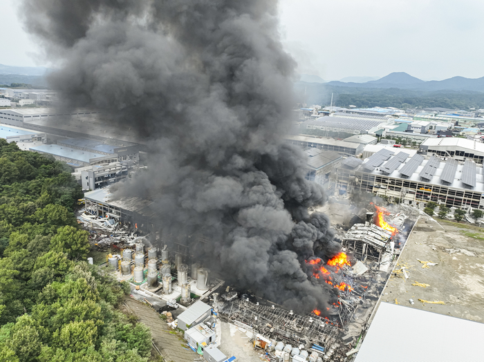 3일 낮 12시 40분께 발생한 경북 영천시 채신공단 내 화장품 원료 제조공장에서 폭발과 함께 시작된 화재가 오후 3시 40분경까지도 이어지고 있다. 건물이 대부분 붕괴된 가운데 연쇄 폭발이 계속되자, 소방당국은 근접 진입 대신 소방헬기와 무인 방수시설을 동원해 진화 작업을 벌이고 있다.
이현덕기자 lhd@yeongnam.com