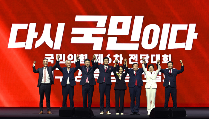 국민의힘 최고위원 후보들이 8일 오후 대구 엑스코에서 열린 제6차 전당대회 대구ㆍ경북 합동연설회에서 함께 손을 잡고 인사하고 있다. 왼쪽부터 김민수, 김근식, 신동욱, 손범규, 최수진, 김재원, 양향자, 김태우 후보.
이윤호기자 yoonhohi@yeongnam.com
