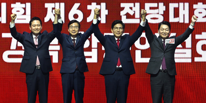 국민의힘 당 대표 후보들이 8일 오후 대구 북구 엑스코에서 열린 제6차 전당대회 대구·경북 합동연설회에서 손을 맞잡고 인사하고 있다. 왼쪽부터 장동혁, 조경태, 김문수, 안철수 후보.
이윤호기자 yoonhohi@yeongnam.com