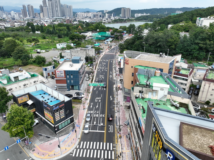 휴일인 10일 대구 수성구 수성못오거리에서 나들이 차량들이 왕복 4차로로 확장된 용학로를 따라 원활하게 이동하고 있다. 수성못에서 오거리 방면은 3차로, 진입 방면은 1차로로 개편됐으며, 대구시는 2023년 6월 착공한 교통혼잡 개선공사를 마치고 11일부터 전면 운영에 들어간다.
이현덕기자 lhd@yeongnam.com