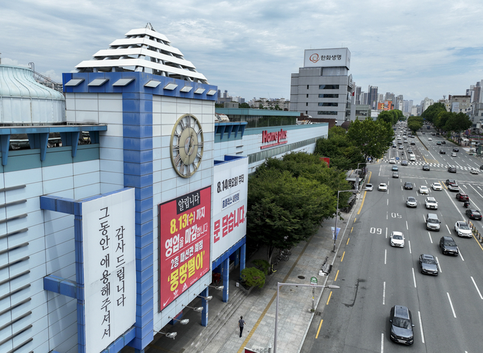 11일 대구 서구 내당동 홈플러스 내당점 건물 전면에 '8월 13일까지 영업 마감'과 '문 닫습니다'라는 안내 현수막이 내걸려 있다. 서부권 최대 예식장이었던 황제예식장 부지에 들어선 이 점포는 2005년 4월 19일 까르푸 내당점으로 문을 연 뒤 홈에버를 거쳐 홈플러스로 전환돼, 20년 4개월간 영업을 이어오다 폐점한다.
이현덕기자 lhd@yeongnam.com