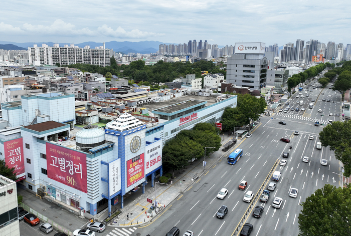 11일 대구 서구 내당동 홈플러스 내당점 외벽에 '8월 13일까지 영업 마감', '고별정리' 등 안내 현수막이 걸려 있다. 서부권 최대 예식장이었던 황제예식장 부지에 들어선 이 점포는 2005년 4월 19일 까르푸 내당점으로 문을 연 뒤 홈에버를 거쳐 홈플러스로 전환돼 20년 4개월간 영업을 이어 오다 폐점한다.
이현덕기자 lhd@yeongnam.com