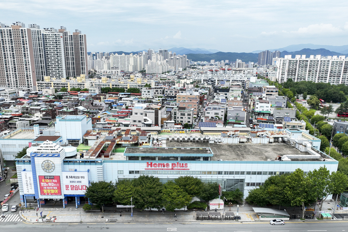 폐점을 사흘 앞둔 11일, 대구 서구 내당동 홈플러스 내당점 전경.  서부권 최대 예식장이었던 황제예식장 부지에 들어선 이 점포는 2005년 4월 19일 까르푸 내당점으로 문을 연 뒤 홈에버를 거쳐 홈플러스로 전환돼 20년 4개월간 영업을 이어 오다 폐점한다.
이현덕기자 lhd@yeongnam.com