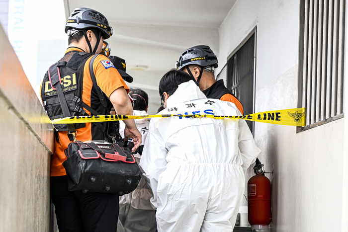 12일 오전 대구 동구 신천동 아파트에서 국립과학수사연구원 관계자들이 경찰청 과학수사대 및 대구소방본부와의 합동감식을 위해 현장에 진입하고 있다. 지난 10일 새벽 발생한 화재로 40대 어머니와 중학생 아들, 초등학생 딸 등 일가족 3명이 숨졌으며, 수사당국은 발화지점과 외부 침입 흔적 여부 등을 종합해 방화 가능성을 조사하고 있다.
이현덕기자 lhd@yeongnam.com