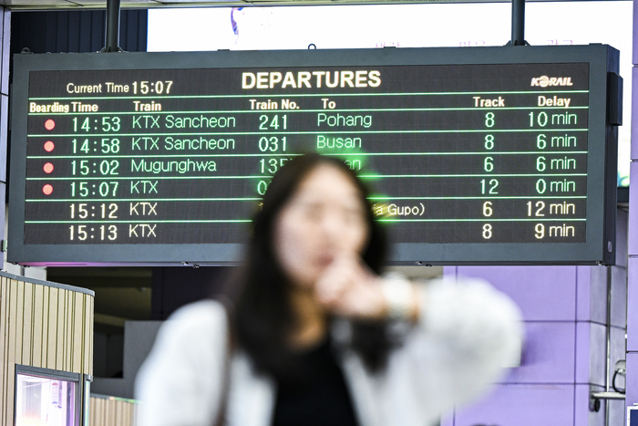 수도권 집중호우가 내린 13일 동대구역 대합실 전광판에 열차 출발 시각과 도착역, 지연 시간을 알리는 안내문이 표시되고 있다.
이현덕기자 lhd@yeonganm.com