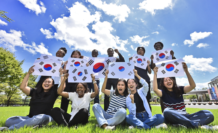14일 오후 영남대학교 박정희새마을대학원에서 열린 '대한민국 광복 80주년 기념 태극기 그리기 행사'에 참여한 외국인 유학생들이 완성한 태극기를 들고 기념촬영을 하고 있다. 행사에는 인도네시아, 미얀마, 캄보디아와 케냐, 잠비아, 우간다, 말라위 등에서 온 유학생들이 함께했다.
이현덕기자 lhd@yeongnam.com