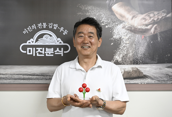 영남일보와의 인터뷰에 나선 임진호 미진분식 대표가 사랑의 열매 모형을 들고 기념촬영을 하고 있다. 이윤호기자 yoonhohi@yeongnam.com