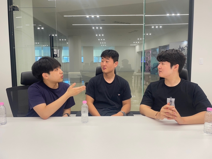 대구대 경제금융통상학과 표명철(왼쪽부터)·박준우 학생과 부동산지적학과 진현우 학생이 경제 공부가 된 본인들의 재테크 방법에 대해 서로 이야기를 나누고 있다. 윤정혜기자