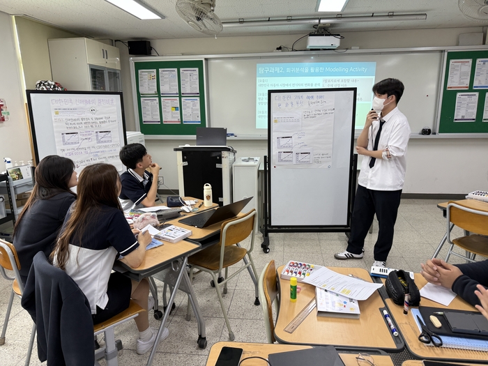 경북대학교사범대학부설고의 올해 상반기 전국 단위 IB 월드스쿨 수업 공개에서 학생들이 회귀분석을 활용한 모둠별 모델링 활동을 하고 있다. <대구시교육청 제공>
