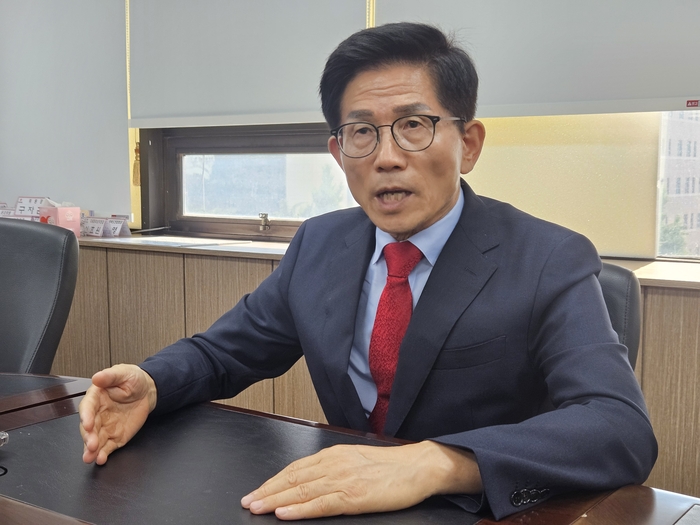 국민의힘 전당대회 당대표 선거에 출마한 김문수 전 고용노동부 장관이 1일 대구 수성구 국민의힘 경북도당 회의실에서 기자들과 만나 발언하고 있다. 권혁준기자 hyeokjun@yeongnam.com