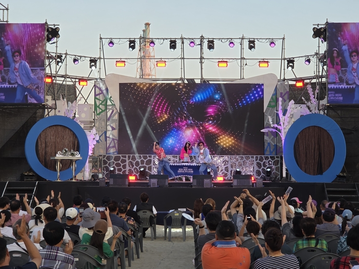 제3회 포항 송도 비치 레트로 페스티벌 가요제 예선에 앞서 딴따라패밀리가 축하 공연을 하고 있다. <전준혁 기자>