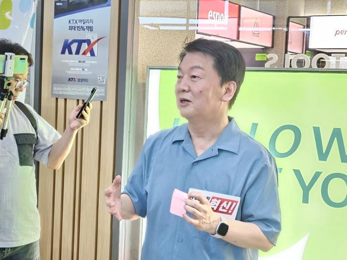 2일 대구를 방문한 국민의힘 안철수 의원이 동대구역에서 기자들의 질문에 답을 하고 있다. 김종윤 기자