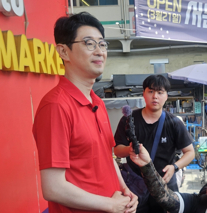 2일 대구 중구 서문시장을 방문한 국민의힘 주진우 의원이 시민들 앞에 서 있다. 김종윤 기자