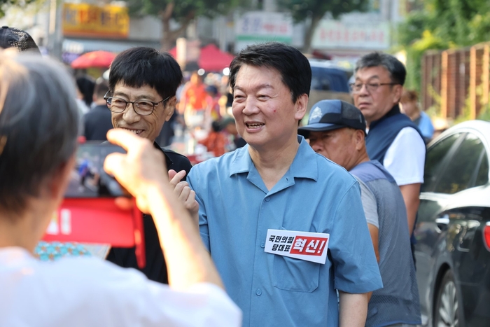 국민의힘 전당대회 당대표 선거에 출마한 안철수 의원이 지난 2일 대구 달성공원 새벽시장을 방문해 시민들과 사진을 찍고 있다. 안철수 의원실 제공.