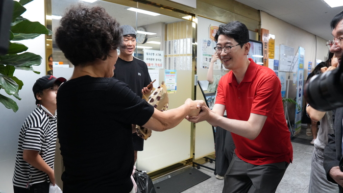 국민의힘 전당대회 당대표 선거에 출마한 주진우 의원이 지난 2일 대구 서문시장을 방문해 시민들과 인사하고 있다. 주진우 의원실 제공.