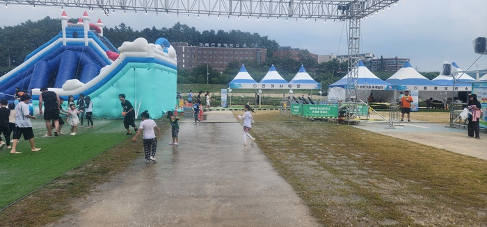 사방에서 물줄기가 뿜어져 나오는 스프레이존에서 아이들이 신나게 뛰어 놀고 있다. 손병현 기자