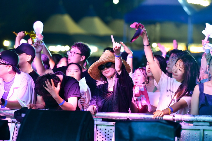 밤에는 EDM 파티와 라이브 콘서트가 열리며 축제 분위기는 더욱 달아올랐다. 영주시 제공