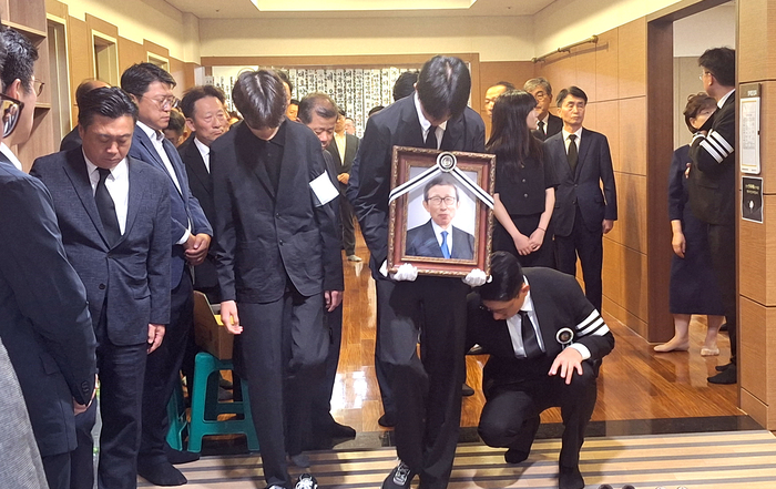 3일 오전 대구 칠곡경북대병원 장례식장에서 열린 현수환 동원약품 회장의 발인식에서 현 회장의 손자가 영정사진을 들고 빈소를 나서고 있다. 강승규 기자