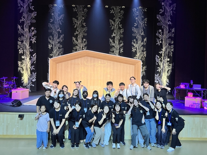 제23회 김천국제가족연극제 운영진과 자원봉사자 등이 기념촬영을 하고 있다. 김천국제가족연극제 사무국 제공