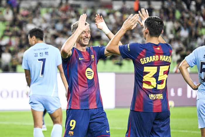 4일 대구스타디움에서 열린 대구FC - FC바르셀로나의 친선경기에서 바르셀로나의 9번 로베르트 레반도프스키가 두 번째 골을 넣은 뒤 35번 제라르 마르틴과 기쁨을 나누고 있다.
이현덕기자 lhd@yeongnam.com 