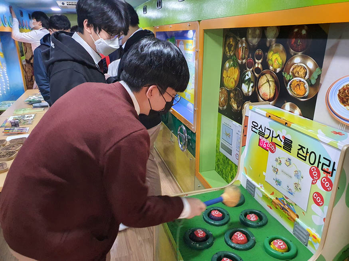 경주의 한 학생이 경북도환경연수원 '경주로 찾아가는 푸름이 이동환경교실' 온실가스를 잡아라 체혐을 하고 있다. 경북도환경연수원 제공