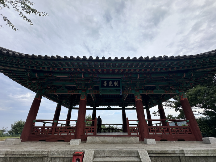 문무대왕릉을 내려다볼 수 있는 정자 '이견대'. 문무왕이 용으로 변한 모습을 보였다는 전설이 내려오는, 그의 아들 신문왕이 세상의 파란을 잠재우는 피리, 만파식적을 얻었다는 곳이기도 하다. <사진=조현희기자>