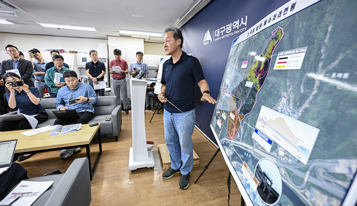 4일 대구시청 동인청사에서 열린 노곡동 침수사고 조사 결과 발표 기자회견에서 안승섭 민간조사단장이 현장 배수 시스템 도면을 가리키며 주요 원인에 대해 설명하고 있다. 이현덕기자 lhd@yeongnam.com