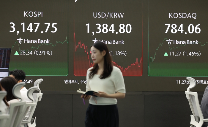 4일 서울 중구 하나은행 딜링룸 현황판에 코스피·코스닥 종가가 표시돼있다. 이날 코스피는 전장보다 28.34포인트(0.91%) 오른 3,147.75, 코스닥지수는 전장보다 11.27포인트(1.46%) 오른 784.06에 장을 마쳤다. 연합뉴스