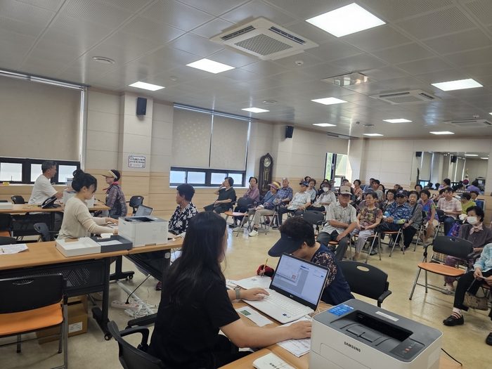 문경시 점촌5동 행정복지센터에 '민생회복 소비쿠폰' 주말 특별 창구를 이용하려는 시민들로 가득차 있다. <문경시제공>