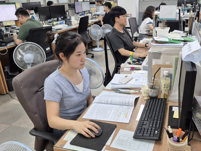 5일 오후 중구청 여름방학 행정인턴으로 근무 중인 진승현(23·경북대 지리학과)씨가 교통과에서 업무를 보고 있다. 조윤화 기자