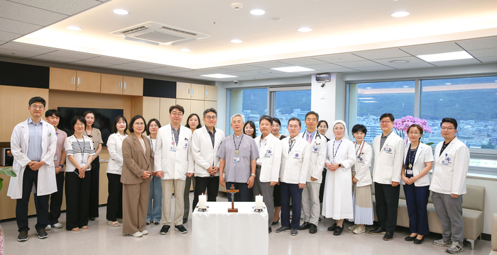 대구가톨릭대학교병원 정신건강의학과 병동 리모델링을 기념해 의료진 및 관계자들이 새 병동에서 기념촬영을 하고 있다. 대구가톨릭대병원 제공