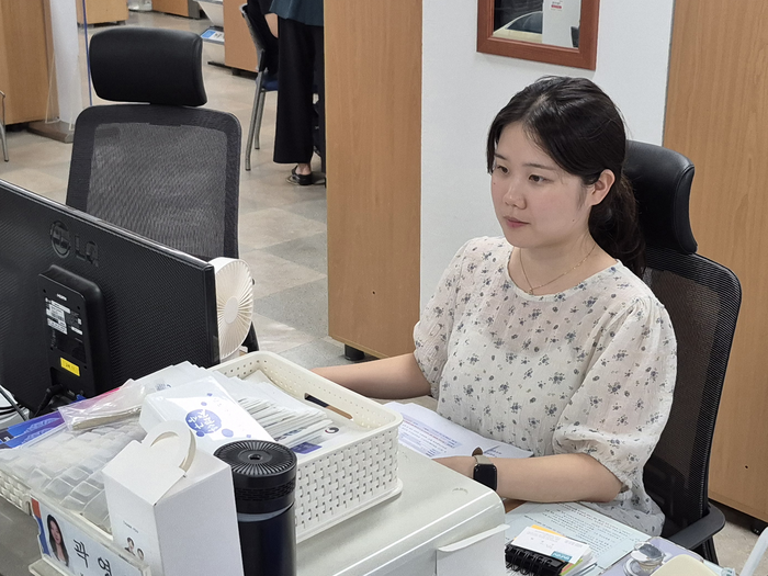 5일 오후 중구청 여름방학 행정인턴으로 근무 중인 심아현(23·경북대 지구시스템과학부)씨가 경제과에서 업무를 보고 있다. 조윤화 기자