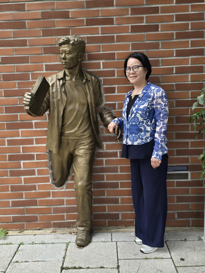 대구출신 노동운동가 전태일의 동생인 전순옥 전태일기념관장이 오빠 전태일의 동상 옆에 나란히 섰다.