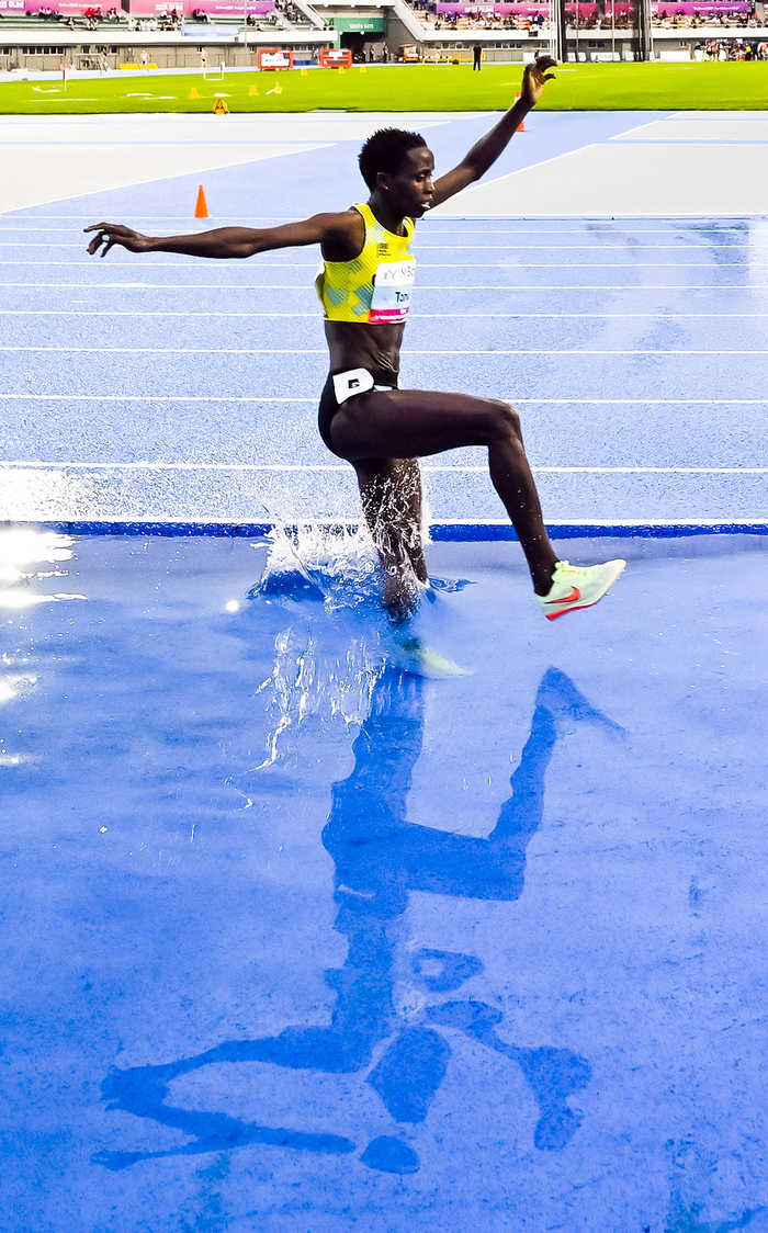 5월 30일, 구미에서 열린 제25회 아시아육상선수권대회 여자 3000m 장애물 결승전.
카자흐스탄의 노라 제루토 타누이가 물웅덩이를 넘으며 착지하는 순간, 물 위에 비친 그림자가 마치 로봇을 연상시켰다.
2022년 세계육상선수권대회 챔피언이었던 그녀는, 2023년 선수 생물학적 여권(ABP) 수치 이상으로 자격 정지 처분을 받으며 트랙 밖으로 밀려났다.
그러나 이듬해 무혐의 판정을 통해 결백을 입증했고, 다시 달리기 시작했다.
그리고 2025년, 제루토는 9분 10초 46의 대회 신기록으로 아시아 정상에 올랐다.
'오심의 강'을 건너 실력으로 되찾은 자리에서, 그녀는 그 우승으로 완벽한 귀환을 알렸다.