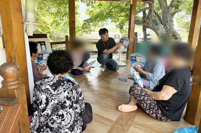 청송군이 폭염에 고생하는 주민들을 위해 현장을 찾아 온열질환 예방법을 안내하고 있다.<청송군 제공>