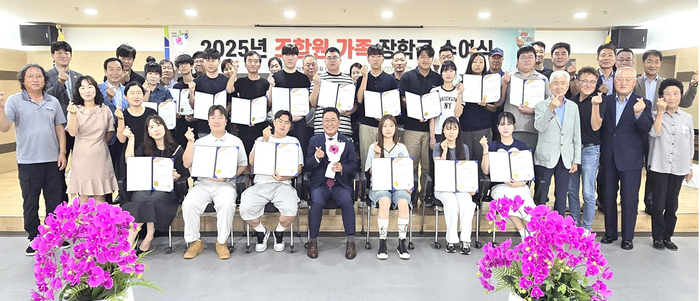 지난 대구경북양돈농협 본점 대회의실에서 열린 '조합원 가족 장학금 수여식'에 참석한 이상용 조합장을 비롯한 양돈농협 임직원 및 조합원, 장학생 등 행사를 마친 뒤 기념촬영을 하고 있다. <대구경북양돈농협 제공>
