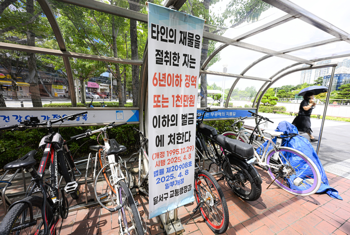 6일 대구 달서구의 한 자전거 보관소에 자전거 절도 시 최고 6년 이하 징역 또는 1천만 원 이하 벌금형에 처해질 수 있다는 내용의 경고 현수막이 설치돼 있다. 경찰청에 따르면 2023년 자전거 절도 신고 건수는 1만1천555건으로 절도 유형 중 가장 많았으며, 평균 검거율은 34.1%에 그쳐 발생 빈도에 비해 검거율이 낮은 실정이다.
이현덕기자 lhd@yeongnam.com