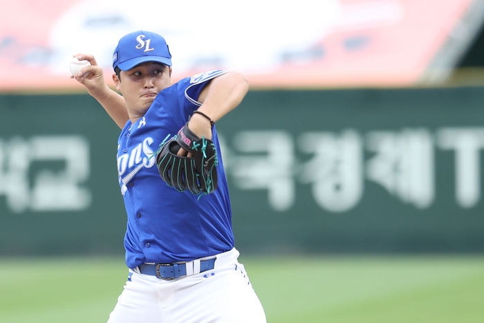 지난 5일 오후 6시30분 인천 SSG랜더스필드에서 열린 '2025 신한 SOL 뱅크 KBO리그' 삼성 라이온즈와 SSG 랜더스 경기에서 선발투수 최원태가 투구 중이다. <삼성 라이온즈 제공>