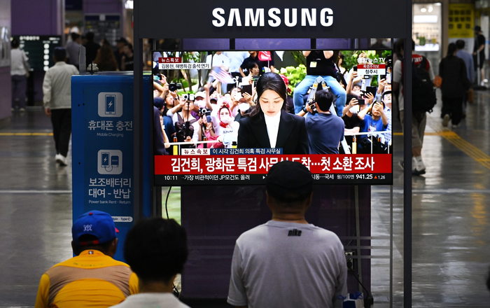 6일 오전 동대구역 맞이방에서 시민들이 도이치모터스 주가조작 연루 의혹 등을 받는 김건희 여사가 김건희 특검팀(특별검사 민중기) 사무실에 피의자 신분으로 조사를 받기 위해 들어서는 모습을 시청하고 있다.
이윤호기자 yoonhohi@yeongnam.com
