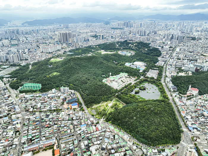 6일 대구 달서구 두류공원의 녹음이 도심 속 허파처럼 펼쳐져 있다. 대구시는 '도시공원 및 녹지 등에 관한 법률' 개정으로 국가도시공원 지정 요건이 완화됨에 따라 두류공원을 제1호 국가도시공원으로 지정받기 위한 절차에 본격 착수했다.
이현덕기자 lhd@yeongnam.com 