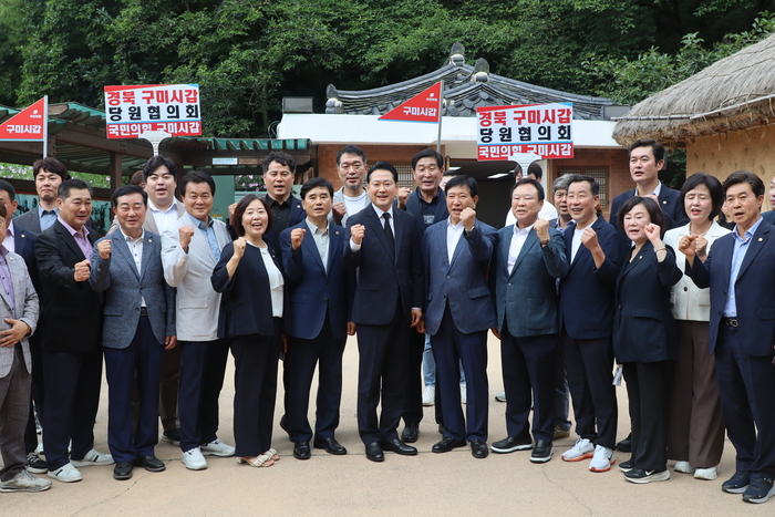 장동혁 국민의힘 당 대표 후보와 국민의힘 구미시 도·시의원들이 박정희 대통령 생가 추모관 앞에서 단체 사진촬영을 하고 있다. 이날 장 후보는 방명록에 '존경합니다. 감사합니다. 새마을운동 중흥 그 뒤를 잇겠습니다. 다시 강한 대한민국'이라고 적었다.<박용기 기자>