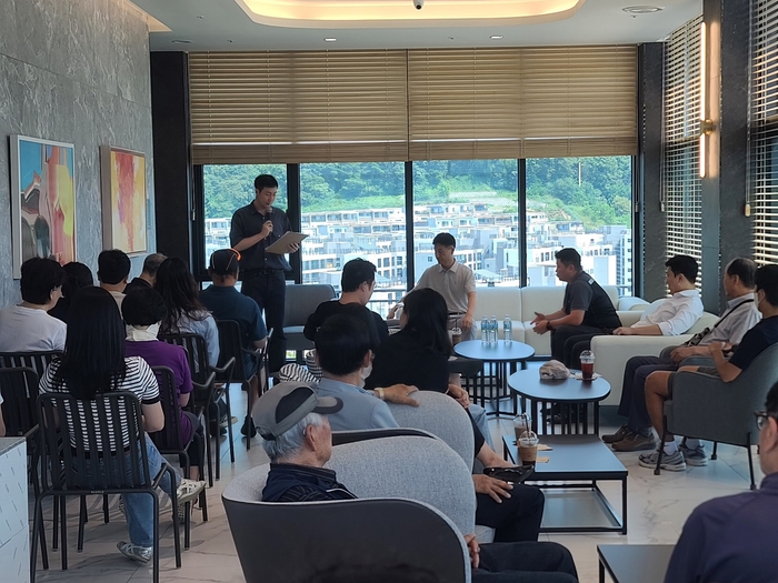 입주 후 2년 넘게 준공검사를 받지 못하고 있는 대구 수성구 한 아파트 입주민들이 지난 1일 조합장을 만나 준공허가 지연에 따른 대책을 요구하고 있다. <입주민 제공>