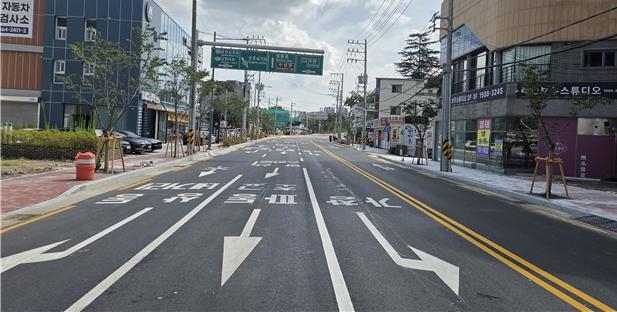 교통개선 공사후 편도 1차로에서 3차로로 확작된 수성못오거리 도로 전경. <대구시 제공>