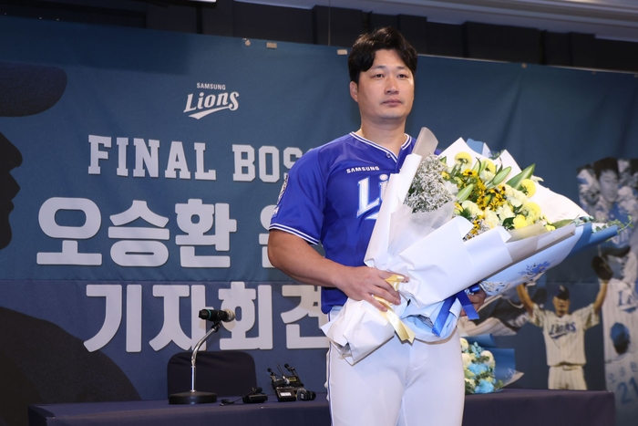 7일 오후 2시 인천 송도 오라카이호텔에서 오승환이 은퇴 기자회견 후 기념촬영을 하고 있다. <삼성 라이온즈 제공>