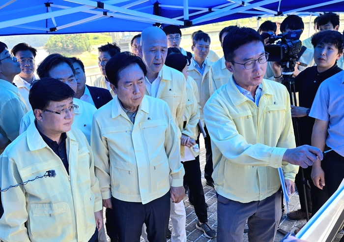 김성환 환경부 장관이 7일 오후 경북 안동댐 정상부를 방문하는 등 낙동강 물 문제 해결을 위한 본격적인 현장 행보에 나서고 있다. 피재윤 기자